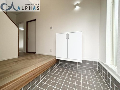 【玄関】 | 垂水区桃山台七丁目　中古戸建 | 日の光が差し込む温かい雰囲気の玄関♪