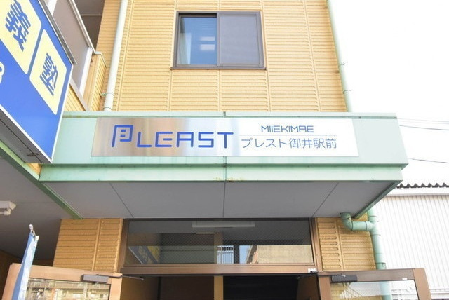 PLEAST御井駅前のエントランス