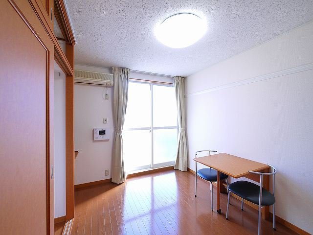 レオパレス和の寝室|使い勝手のいい洋室です