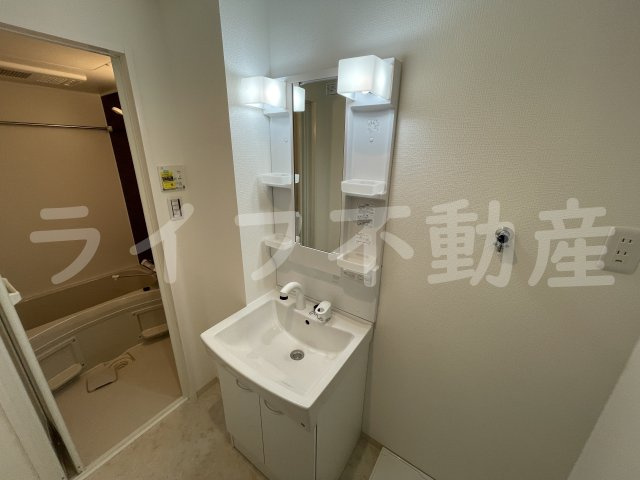 D porta Freesiaの独立洗面台|朝の支度にも助かる、独立の洗髪洗面化粧台