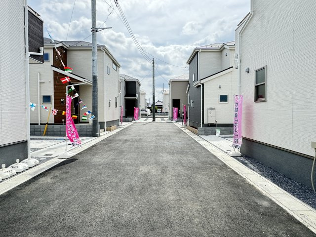 三郷市番匠免１丁目新築戸建の前面道路含む現地写真|中央開発道路・幅員6ｍ