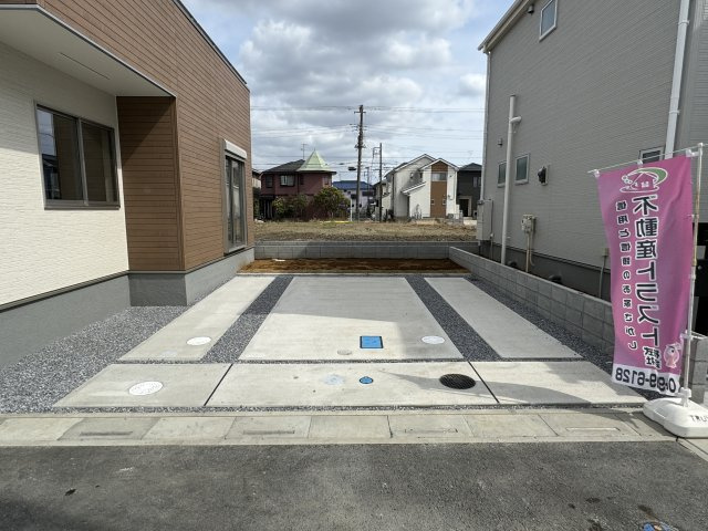 三郷市番匠免１丁目新築戸建の駐車場|5号棟駐車スペース・並列２台駐車可
