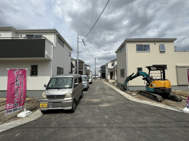 三郷市番匠免１丁目新築戸建の前面道路含む現地写真|中央開発道路・幅員6ｍ