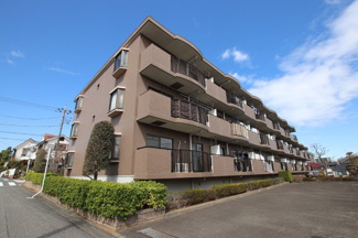 どっしりとしたマンション。周辺は落ち着いた環境