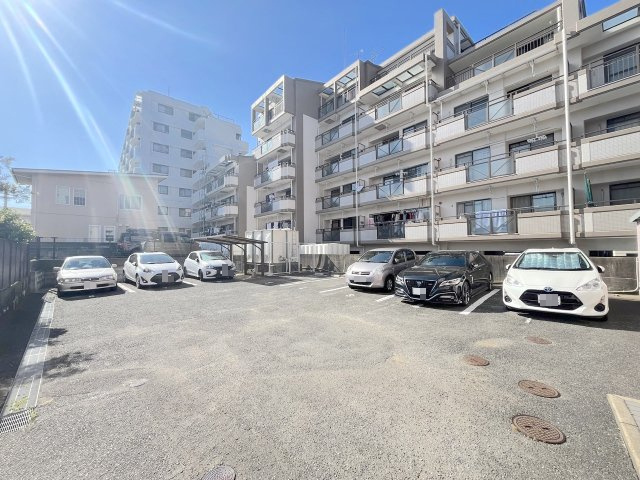 グランピア今宿の駐車場