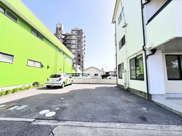 ヒナバシヒルの駐車場