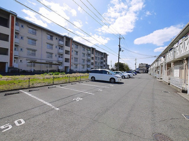 サンハイム　Ａ・Ｂ・Ｃ（杉本町）の駐車場|駐車場があるので、車を買う予定の方も安心です