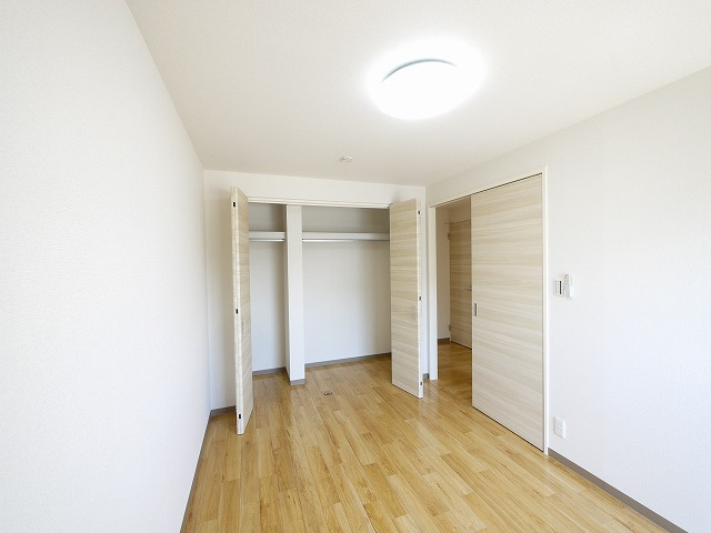 サンハイム　Ａ・Ｂ・Ｃ（杉本町）の寝室|開放的な寝室です