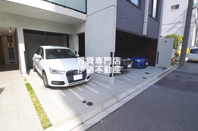 LUORE浄心の駐車場