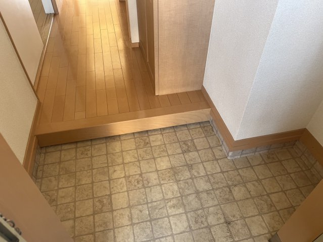 若松レジデンスの玄関