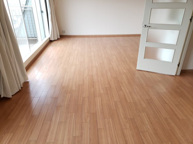 グランドコートA棟の居間・リビング