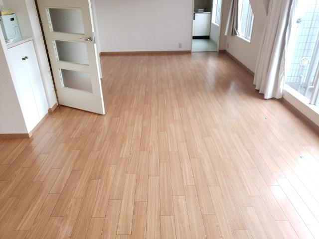 グランドコートA棟の居間・リビング