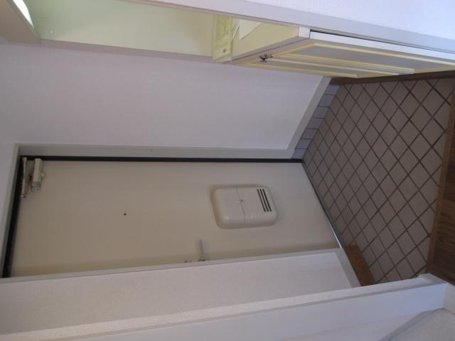 日成ビルの玄関