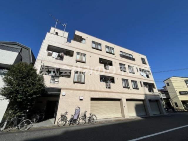 日成ビルの外観