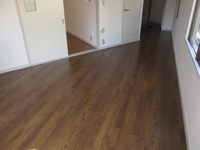 日成ビルの居間・リビング