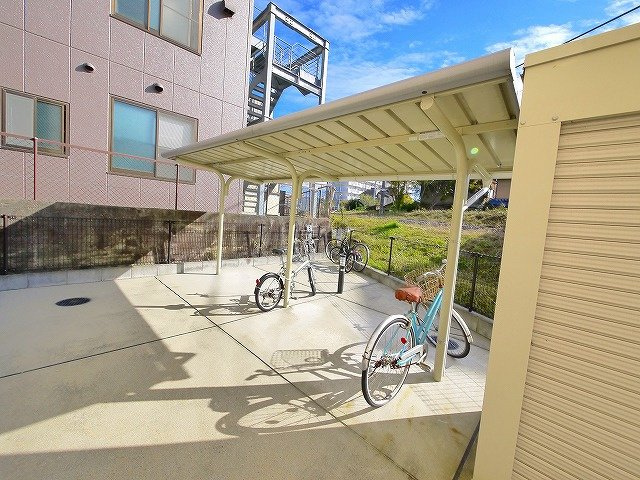 レオパレスバンビーノのその他共用部分|屋根付き駐輪場です