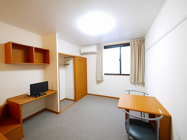 レオパレスバンビーノの居間・リビング|ゆったりとした居間です