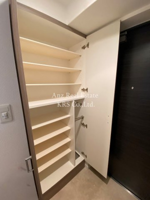 【収納】 | メインステージ京町堀 | 玄関にあるシューズボックス！傘立てがあり便利です！
