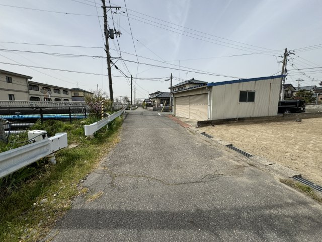 石山3丁目　2号棟　新築戸建の前面道路含む現地写真