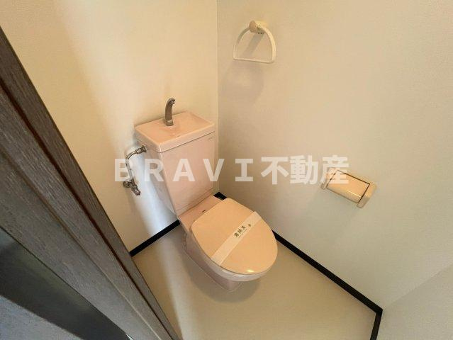 YKマンションのトイレ|落ち着いた色調のトイレです