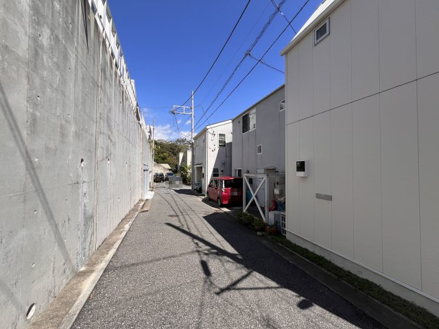海見え！注文住宅　大型のアトリエ　住居の前面道路含む現地写真|前面道路