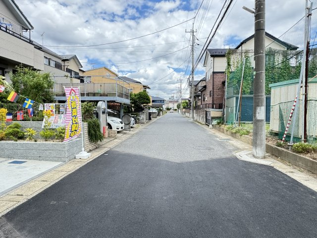 松戸市西馬橋５丁目新築戸建【旭町小学校：2分】の前面道路含む現地写真|南側前面道路・幅員6.2ｍ