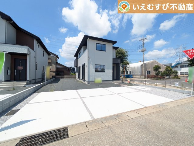 Zut PLUS　太田市世良田町6期の駐車場|並列3台駐車可能なゆとりのカースペース
複数台車をお持ちでも、お友達が遊びに来てもゆとりの駐車スペース！