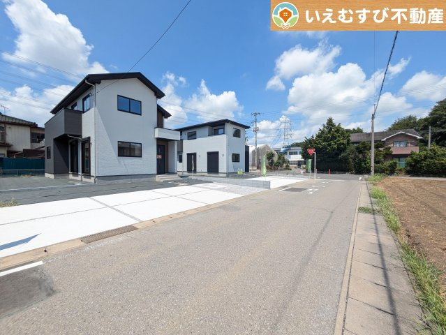 Zut PLUS　太田市世良田町6期の前面道路含む現地写真|充分な広さの5ｍ前面道路
間口が広くお車の出し入れも問題なく行えるスペースが確保されています♪