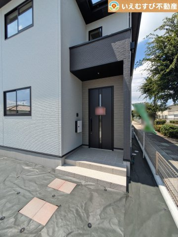 Zut PLUS　太田市世良田町6期のエントランス|雨が防げる広々エントランス
駐車場からアクセスの良いエントランス。雨の日や荷物が多くても安心の動線♪