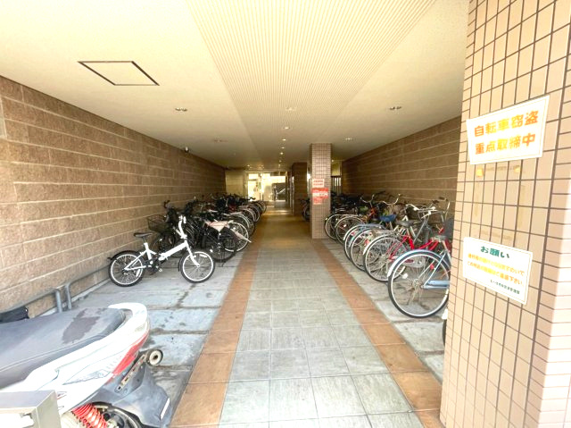 エムロード豊秀の駐車場