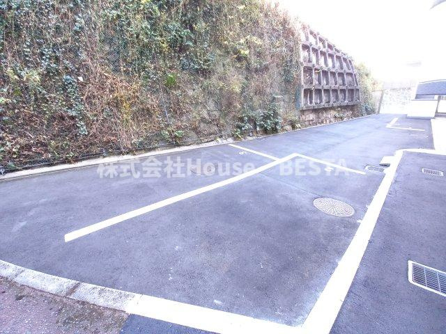 メゾンドカスカード六甲の駐車場