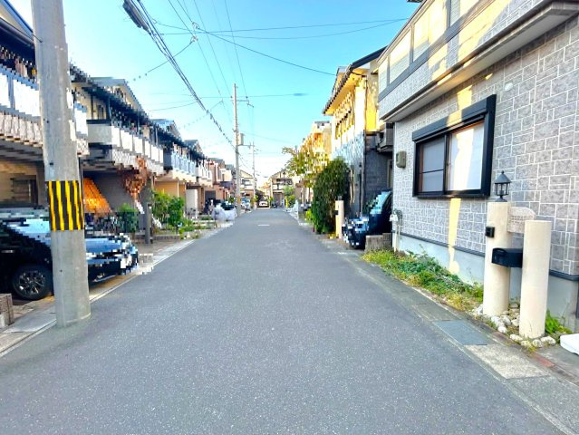 石田駅徒歩４分の駅近物件◆即入居可のリフォーム済み美宅◆全居室６帖以上の４ＬＤＫ◆伏見区石田森東町の前面道路含む現地写真|前道含む現地