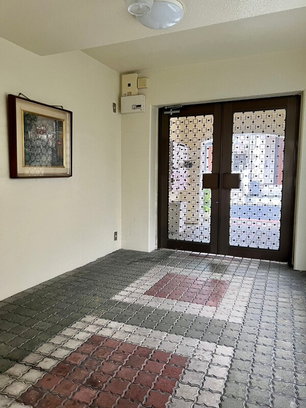 フラット池袋のエントランス