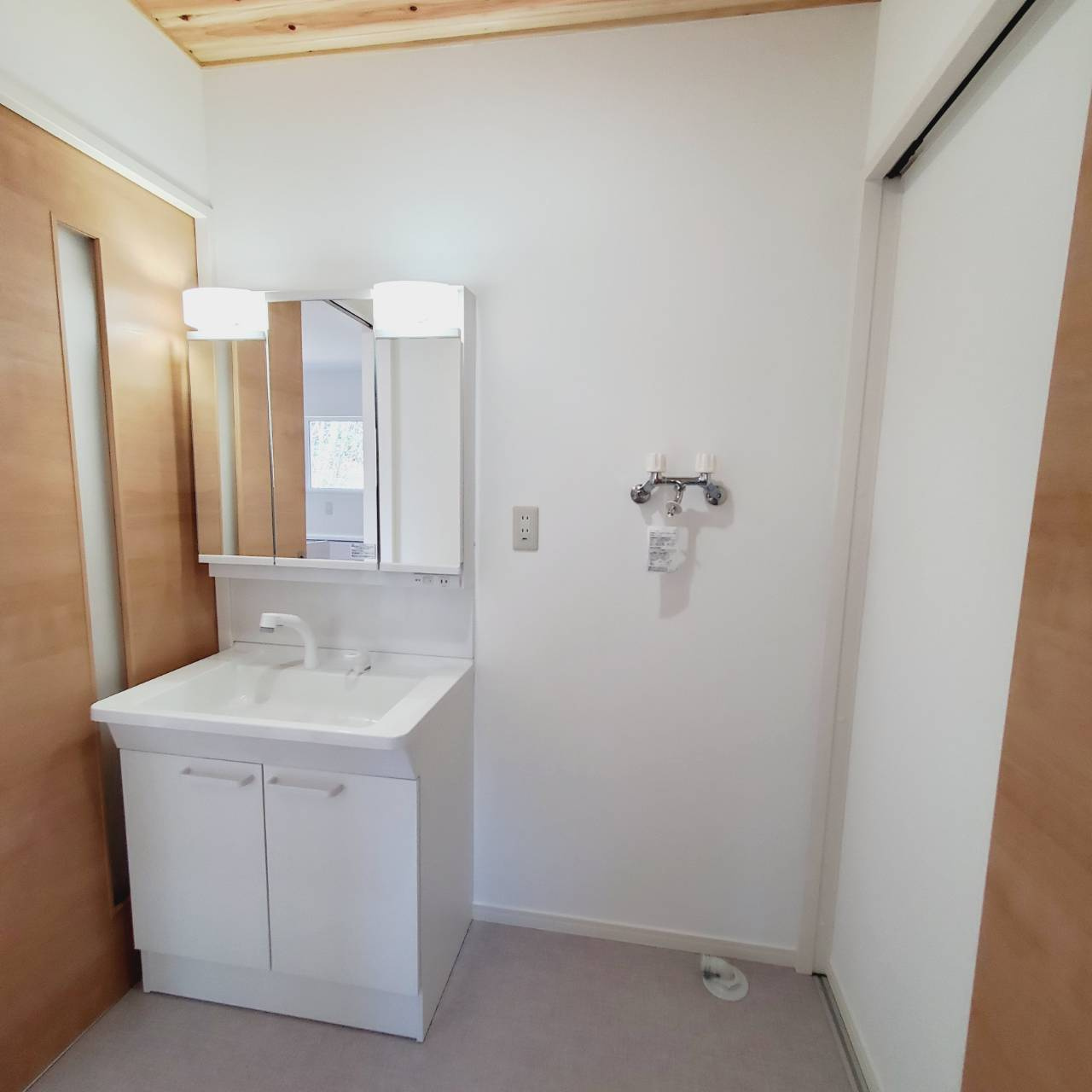 八戸市大字糠塚字長久保の独立洗面台