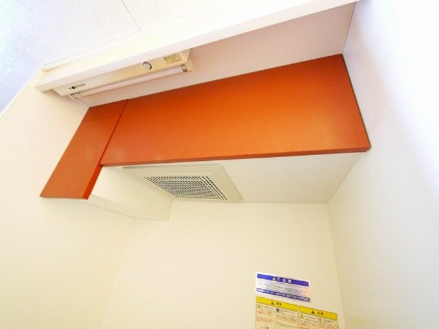 レオパレスいぶきのキッチン|キッチン上部の収納です