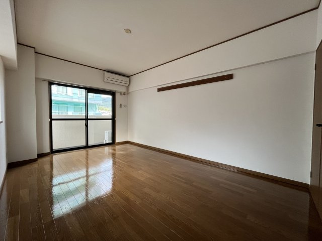 【居間・リビング】 | グロリアス | 別号室の写真になります。現況優先。