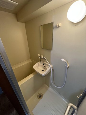 【洗面所】 | グロリアス | 別号室の写真になります。現況優先。