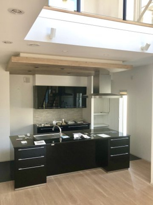 【キッチン】 | 【築浅中古戸建】山形市北山形二丁目 | 新築時の写真です♪こだわりのアイランドキッチンで、ブラックがとてもおしゃれです。毎日の料理もより楽しくなりそう。