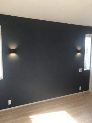 【寝室】 | 【築浅中古戸建】山形市北山形二丁目 | 2階の寝室です♪ダークカラーのオシャレなアクセントクロスです。