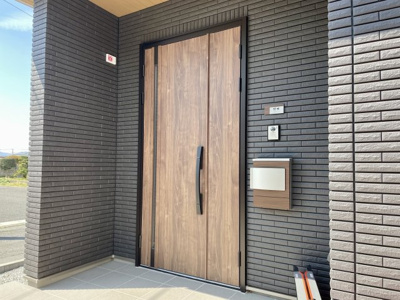 【玄関】 | 【築浅中古戸建】山形市北山形二丁目 | 黒の外壁タイルに相性の良いナチュラルブラウンの玄関を採用しています！