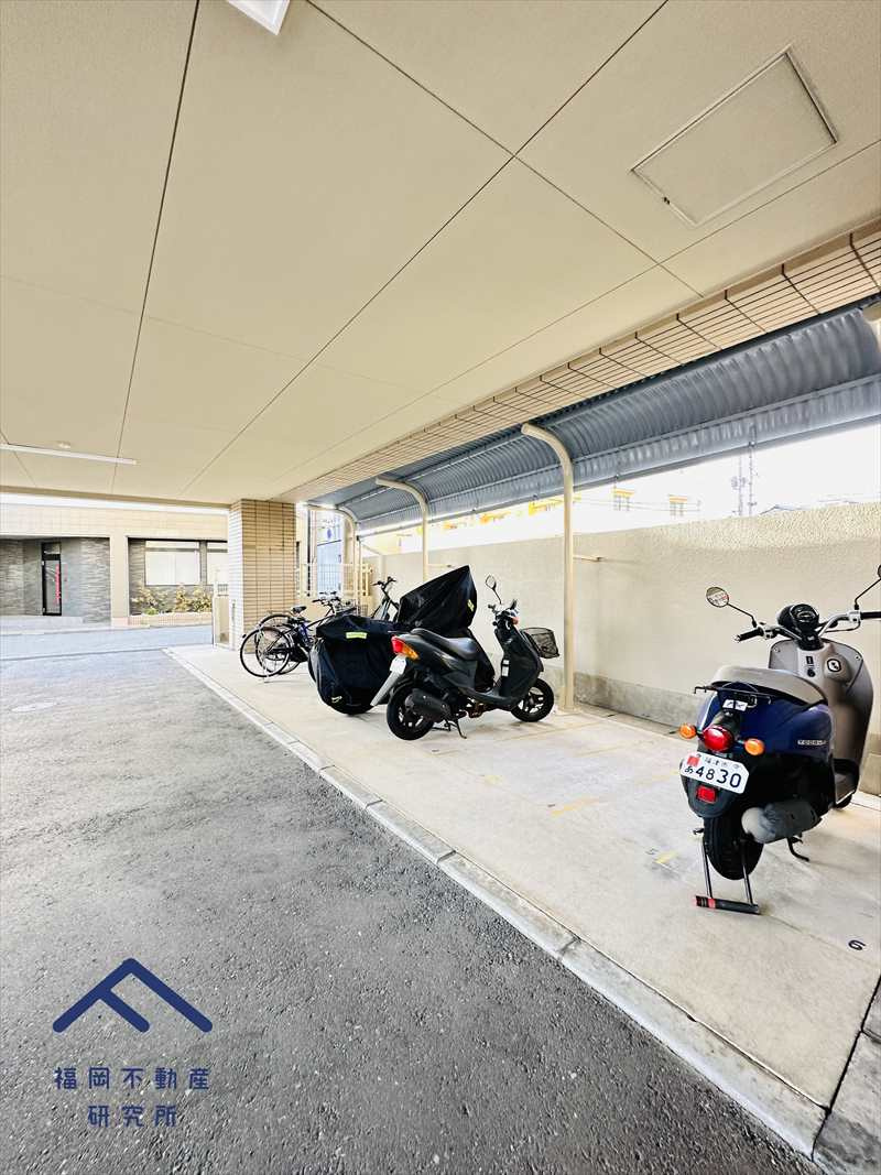 クレスト福間駅前の駐車場