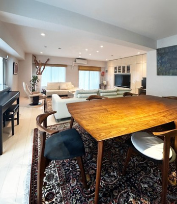 【居間・リビング】 | 向ヶ丘遊園東ガーデンハウス | 一部壁や床大理石仕上げで細部まで材質に拘って作られたお部屋