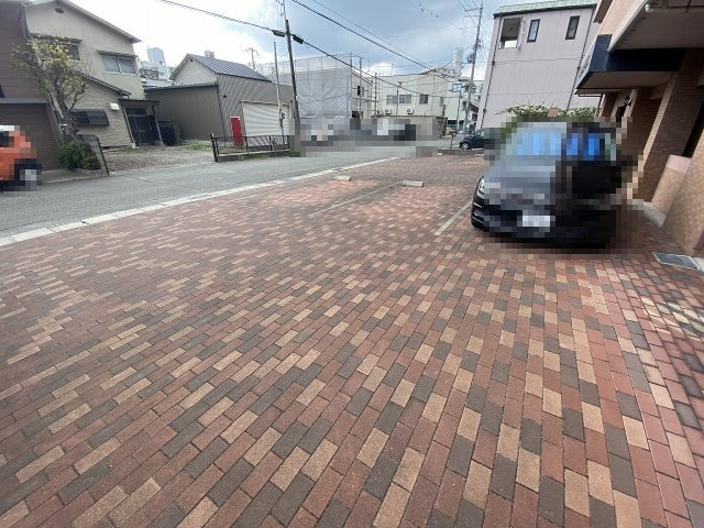 キャッスルコート西新町の駐車場