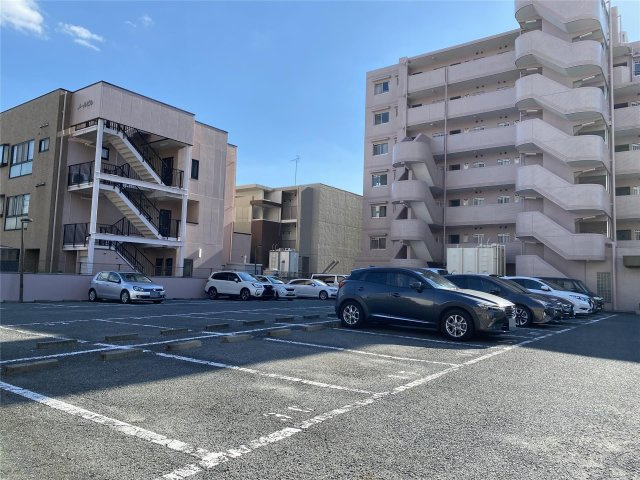 シャトレ北条の駐車場