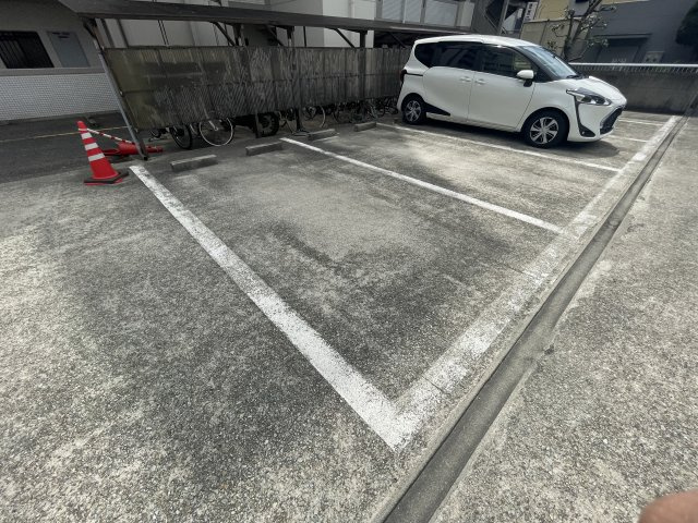 ロイヤルヒル2番館の駐車場