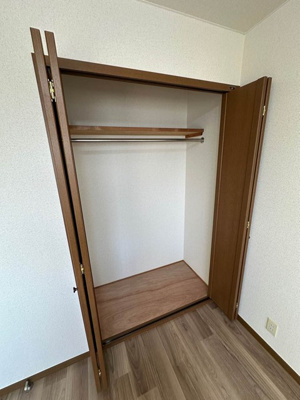 【収納】 | アルテミス | 洋室5.4帖のお部屋にあるクローゼットです！大切なお洋服もしわにならないようにハンガーがけができます☆