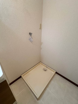 【設備】 | アルテミス | 洗面所内、洗髪洗面化粧台横にある室内洗濯機置き場です♪防水パンが付いているので万が一の漏水にも安心です！