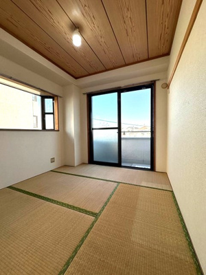 【和室】 | アルテミス | 南東向き和室4.5帖☆バルコニーに繋がる角部屋二面採光のお部屋は陽当たり・風通し良好です！出窓には小物を置いたりして楽しめます♪
