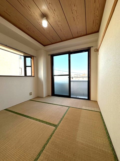 【和室】 | アルテミス | 南東向き和室4.5帖☆バルコニーに繋がる角部屋二面採光のお部屋は陽当たり・風通し良好です！出窓には小物を置いたりして楽しめます♪