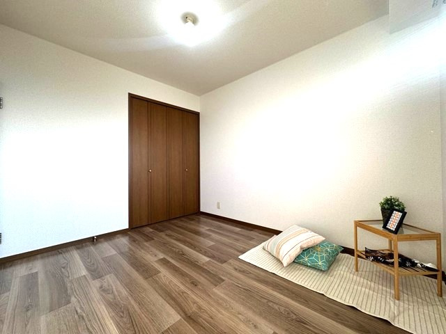 【子供部屋】 | アルテミス | 洋室5.4帖☆クローゼットがあります！お洋服がスッキリ収納できて、整理しやすくなりますね☆
